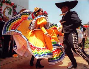 Miembros del grupo de baile Danza Teocalt ejecutan un baile al estilo Jalisco durante una celebración del Cinco de Mayo en la ciudad de Los Ángeles.