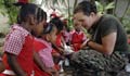 Una infante de marina charla con niñas en Trinidad y Tobago