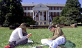 Estudiantes de postgrado en un momento de descanso y estudio frente a la biblioteca de la Universidad de Maryland
