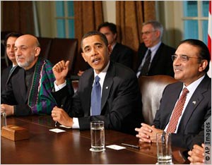 El presidente Obama con los presdietes Karzai y Zardari.