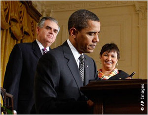 Le président Obama, le ministre de l'énergie, M. Ray LaHood, et l'administratrice de l'agence de la protection de l'environnement, Mme Lisa Jackson