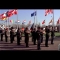 Военный оркестр играет на фоне развевающихся флагов