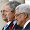 الرئيس بوش محاطاً برئيس وزراء اسرائيل إيهود أولمرت والرئيس الفلسطيني محمود عباس.