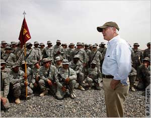 وزير الدفاع الأميركي روبرت غيتس  يلتقي مجموعة من الجنود الاميركيين