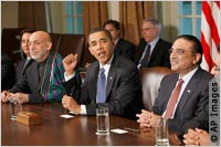 El presidente Obama con el presidente Karzai (a su derecha) y el presidente Zardari (a su izquierda), el 6 de mayo, en Washington.