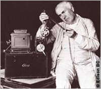 Thomas Edison examina la película utilizada en el proyector de imágenes en movimiento que él inventó con George Eastman.
