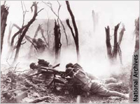 Fuerzas de infantería de Estados Unidos en 1918 disparando un arma de 37 mm en su avance contra las posiciones alemanas en la Primera Guerra Mundial.