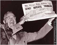 El presidente Harry S. Truman muestra un periódico que anunció por error su derrota a manos del candidato republicano Thomas Dewey en la elección de 1948.