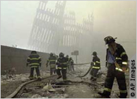 Bomberos bajo los soportes verticales destruidos de las torres gemelas del World Trade Center después de losataques terroristas del 11 de septiembre de 2001 en Nueva York y Washington, D.C.