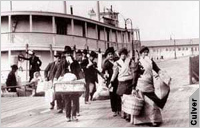 Llegada de inmigrantes a Ellis Island en la ciudad de Nueva York, la puerta principal de acceso a Estados Unidos a fines del siglo XIX y principios del XX. De 1890 a 1921, casi 19 millones de personas llegaron a este país como inmigrantes.