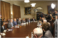 En octubre, el presidente Bush convocó a su gabinete para examinar cuestiones de la crisis económica.