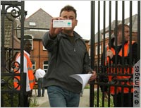 Un hombre muestra una caja de la vacuna antiviral Tamiflu distribuida a los padres de familia en una escuela de Londres.