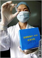 Una investigadora científica del Centro de Control de Enfermedades de China muestra la prueba que se usa para detectar el virus H1N1.