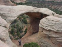 hiker_in_arch_rattlesnake_arches_trail