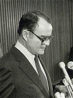 Photo of William Ruckelshaus speaking at a podium