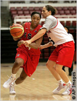 الرياضية سو بيرد، من فريق كرة السلة للنساء الأميركيات الى الأولمبياد (يمين)، توفر الحماية لزميلتها في الفريق كابي بونديكستر