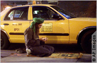 سائق تاكسي مسلم من باكستان يصلي في منتصف دورة عمله في مدينة نيويورك.