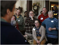 Estos votantes de Nueva Hampshire escuchan al aspirante demócrata a la presidencia, John Edwards, en una casa particular de Salem a principios de la temporada de las elecciones primarias de 2008.