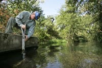 Trabajadores del estado de California, comprueban que el agua escasa se asigne a quienes tienen derecho a recibirla.