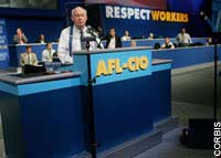 John Sweeney, jefe de la federación de sindicatos de Estados Unidos, la AFL-CIO, pronuncia un discurso en una reunión.