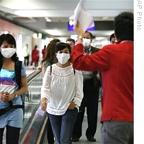Passengers wearing masks are asked to fill in health declaration forms upon arrival at Hong Kong Airport, 30 Apr 2009