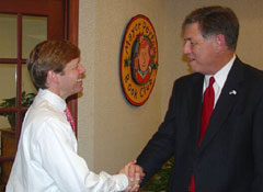 Photo of Region IV Director Bob Young shaking hands with Jacksonville Mayor John Peyton