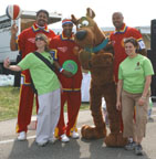 Photo of the Harlem Globetrotters with Scooby-Doo and the exhibitors from Scooby Snacks
