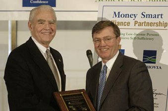 FDIC Chairman Don Powell (left) and Wachovia Chairman and CEO Ken Thompson shake hands as Wachovia becomes a Money Smart Alliance Partner. (Photo: James Kegley)