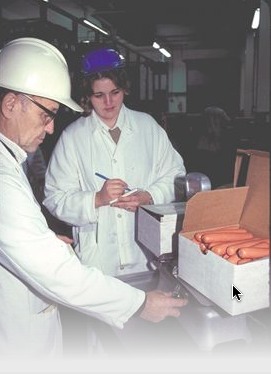 Dos inspectores inspeccionado alimentos al azar.