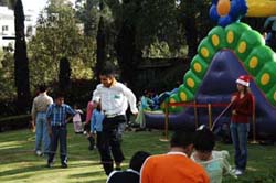 Niños jugando en el jardín