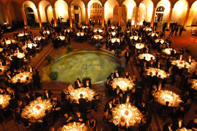 La ceremonia de premiación se llevó a cabo en el majestuoso National Building Museum de Washington, DC. El diseño de esta impresionante estructura fue realizado por un empleado federal en 1881.