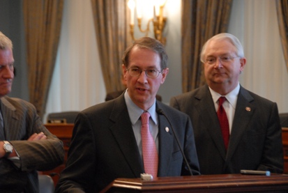 Picture: Ranking Member Goodlatte addresses media at 5-17-07 Farm Bill briefing