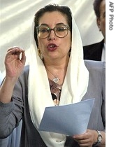 Benazir Bhutto addresses reporters during press conference in Karachi, 19 Oct 2007