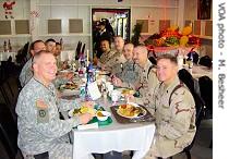US troops eat Christmas dinner in Iraq