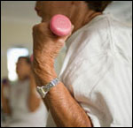 Photo: A woman lifting weights