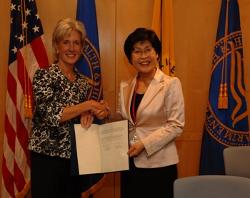 July 14, 2009 - HHS Secretary Sebelius and Jae-Hee Jeon, Minister for Health, Welfare and Family Affairs of the Republic of Korea after renewing the Memorandum of Understanding on Health and Medical Science. (Photo Credit: Chris Smith, HHS)