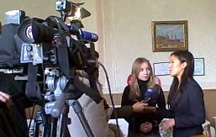 Photo of Michelle Kwan speaking to Ukrainian media.