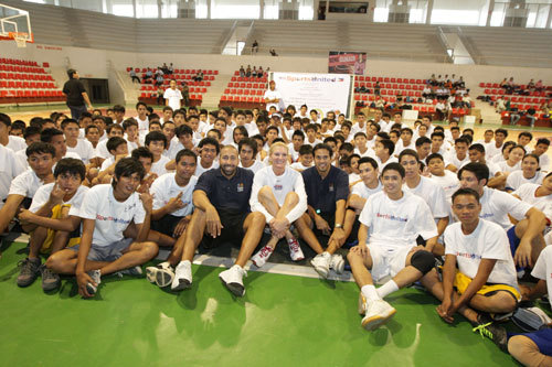 A group photo of All the 200 participants of the U.S. Sports Envoy Program, with Erik Spoelstra, Miami Heat Head coach, David Fizdale, Miami Heat Assistant Coach, and Sue Wicks, Assistant Coach, Rutgers University, formerly with New York Liberty