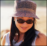 una joven con sombrero y gafas de sol