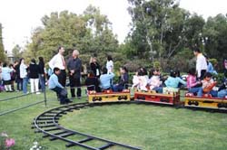 Ferrocarril miniatura en el jardín de la residencia