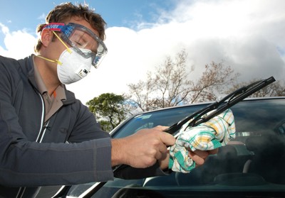 cleaing up a vehicle wiper blade