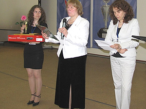 Galina Bodrenkova of the Russian Center for Volunteerism Development (center) and Yelena Topoleva-Soldunova of the Agency for Social Information (right) announce the winners of the 2008 National Volunteer Award.