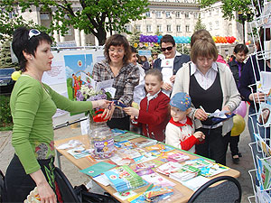 Local families gather information from the Orenburg Family Planning Center during the Healthy Russia Foundation’s “Day of Women’s Health” event.
