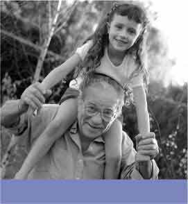 Un señor carga en sus hombros a una niña. Los dos sonríen (es la misma foto que la portada de la publicación).