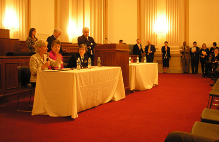Secretary Sebelius, DHS Secretary Napolitano, and Rear Admiral Schuchat of CDC attend a bipartisan lunch with members of the House of Representatives. Members posed questions about the H1N1 virus and offered their support. (Photo by Ellen Wan)