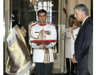 U.S. Ambassador Timothy J. Roemer presents his letter of credence to President of India Pratibha Patil in New Delhi on August 11, 2009