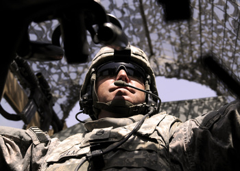 Старший сержант Ричард Хелм (Richard Helm) просматривает дорогу из стрелковой амбразуры своей БМ во время патрулирования в Аль-Буяте, Ирак. Министр обороны Роберт Гейтс заявил, что вывод американских армейских бригад из Ирака может быть слегка ускоре