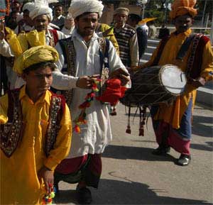 Folk dancers perform at the Wagah border post near Lahore, Pakistan, January 24, 2006. [© AP Images]