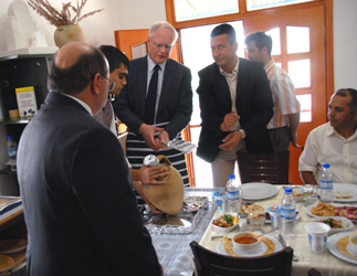 Per Yozgat tradition, Ambassador Jeffrey breaks the ‘testi’ which holds Yozgat’s famous ‘desti ‘kebab