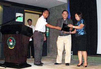 Baguio City Mayor Rey Bautista receiving a plaque of appreciation from ECAP